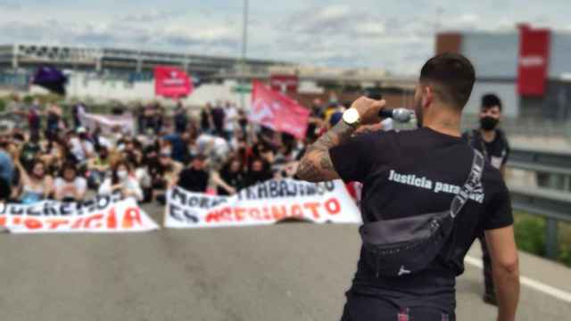 Un antiguo trabajador de la empresa de Cornellà habla en la manifestación por Xavi Cayuela / CEDIDA