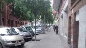 La calle de Dos de Maig con coches estacionados y las señales retiradas / METRÓPOLI - JORDI SUBIRANA