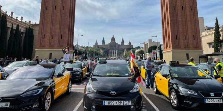 Manifestación de los taxistas este jueves en plaza Espanya / DAVID GORMAN