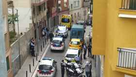 Coches de Mossos d'Esquadra y Policía Local de Santa Coloma en la calle de Mas Marí en otra actuación / CEDIDA