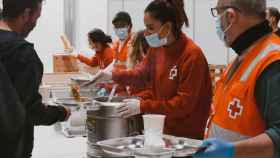 Voluntarios de la Cruz Roja atienden a personas vulnerables durante la pandemia del covid / CRUZ ROJA