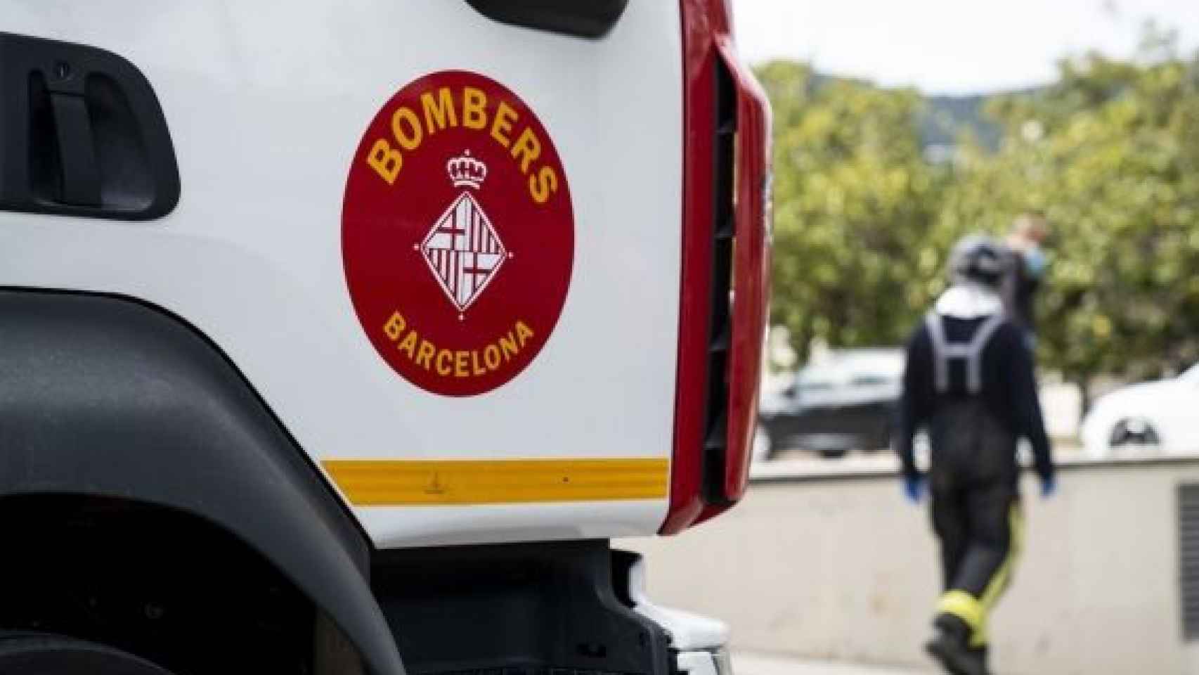 Un bombero de Barcelona durante un servicio