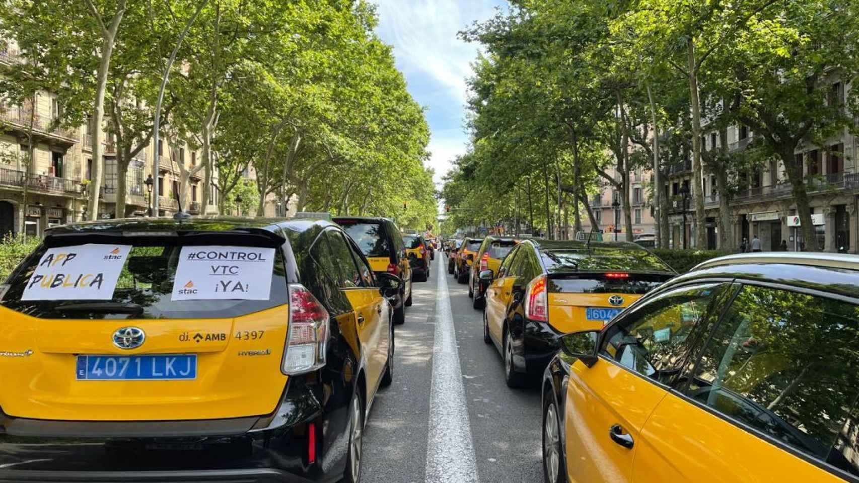 Cientos de taxis avanzan por la Gran Via en una marcha lenta / DAVID GORMAN