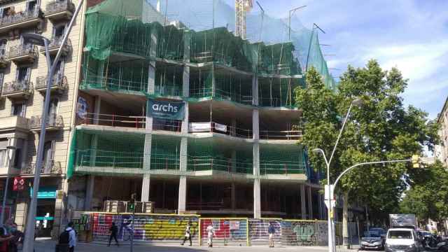 El edificio residencial, a medio construir, donde estaba la antigua gasolinera, en el Eixample / METRÓPOLI - JORDI SUBIRANA