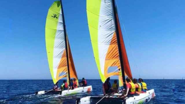 Dos catamaranes navegando por la costa barcelonesa / VELA BARCELONA