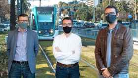 Fotomontaje con Paco Narváez, exconcejal del PSC en Barcelona; Lluís Regàs, director de Metrópoli; Ricard Riol, portavoz de la Associació per la Promoció del Transport Públic, con el tranvía de