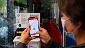 Un usuario paga con su teléfono móvil en un bus de TMB en Barcelona / AJUNTAMENT DE BARCELONA
