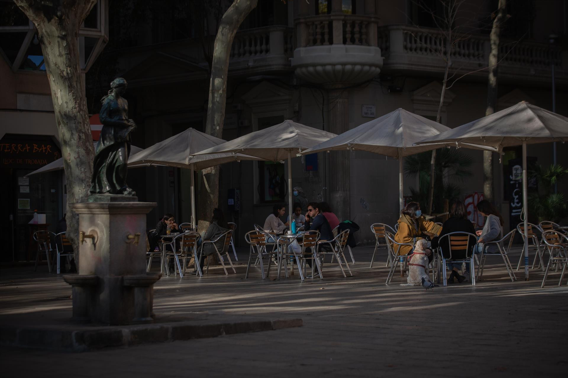 Varias personas en una terraza de Barcelona / EUROPA PRESS - David Zorrakino