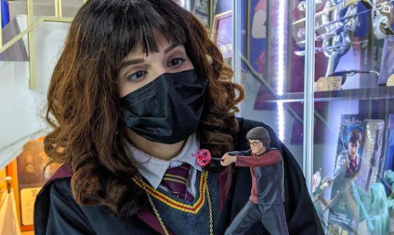 Una trabajadora del Reino de los Juguetes con una figura de Harry Potter / CARRERÓ MALDAGÓ