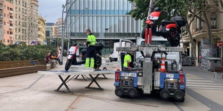 Operarios del Ayuntamiento de Barcelona retiran las motocicletas / TELEGRAM