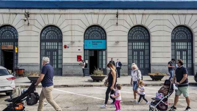 Gente paseando frente al Espacio de Información y Orientación Barcelona Cuida / AYUNTAMIENTO BARCELONA