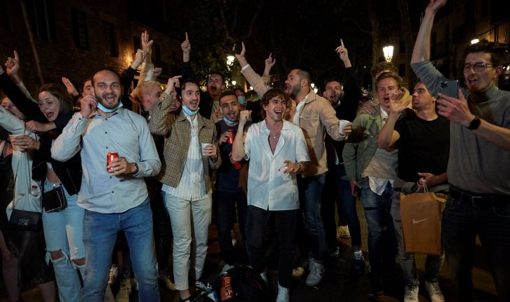 La Guardia Urbana y los Mossos d'Esquadra disuelven la gran concentración de personas convocadas en el paseo del Born, en Barcelona / EFE - Alejandro García