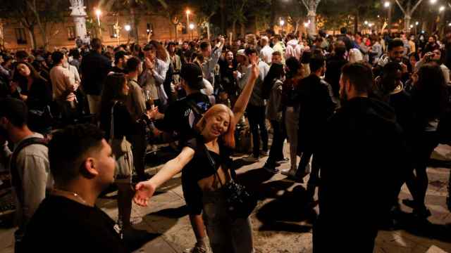 Miles de personas concentradas durante un botellón en Barcelona / EFE