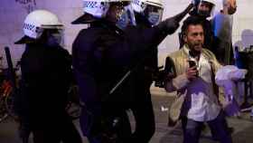 La Guardia Urbana y los Mossos d'Esquadra disuelven esta noche de sábado la gran concentración de personas convocadas en el paseo del Born, en Barcelona / EFE - Alejandro García