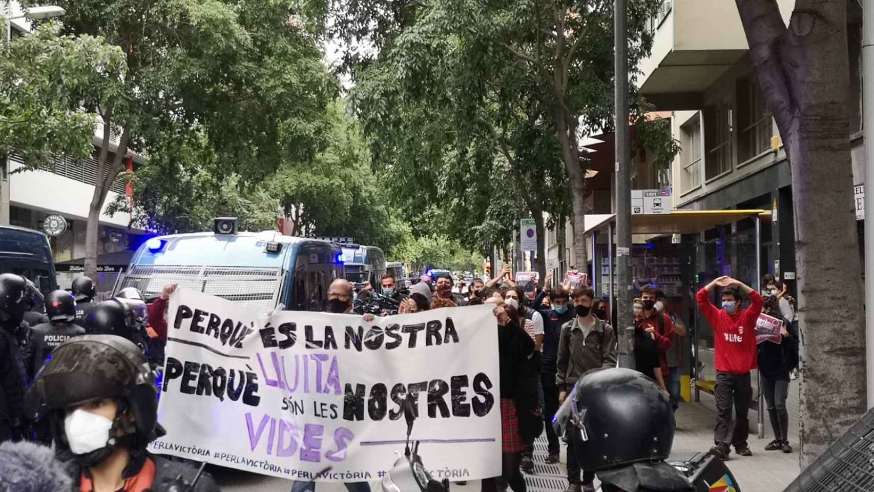 Un centenar de activistas ocupan la sede de ERC en la calle Calàbria de Barcelona / METRÓPOLI