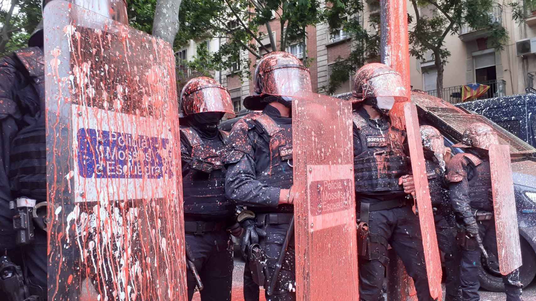 Cargas policiales y lanzamiento de pintura durante un desalojo en el Poble Sec / SINDICAT POBLE SEC - TWITTER