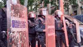 Cargas policiales y lanzamiento de pintura durante un desalojo en el Poble Sec / SINDICAT POBLE SEC - TWITTER