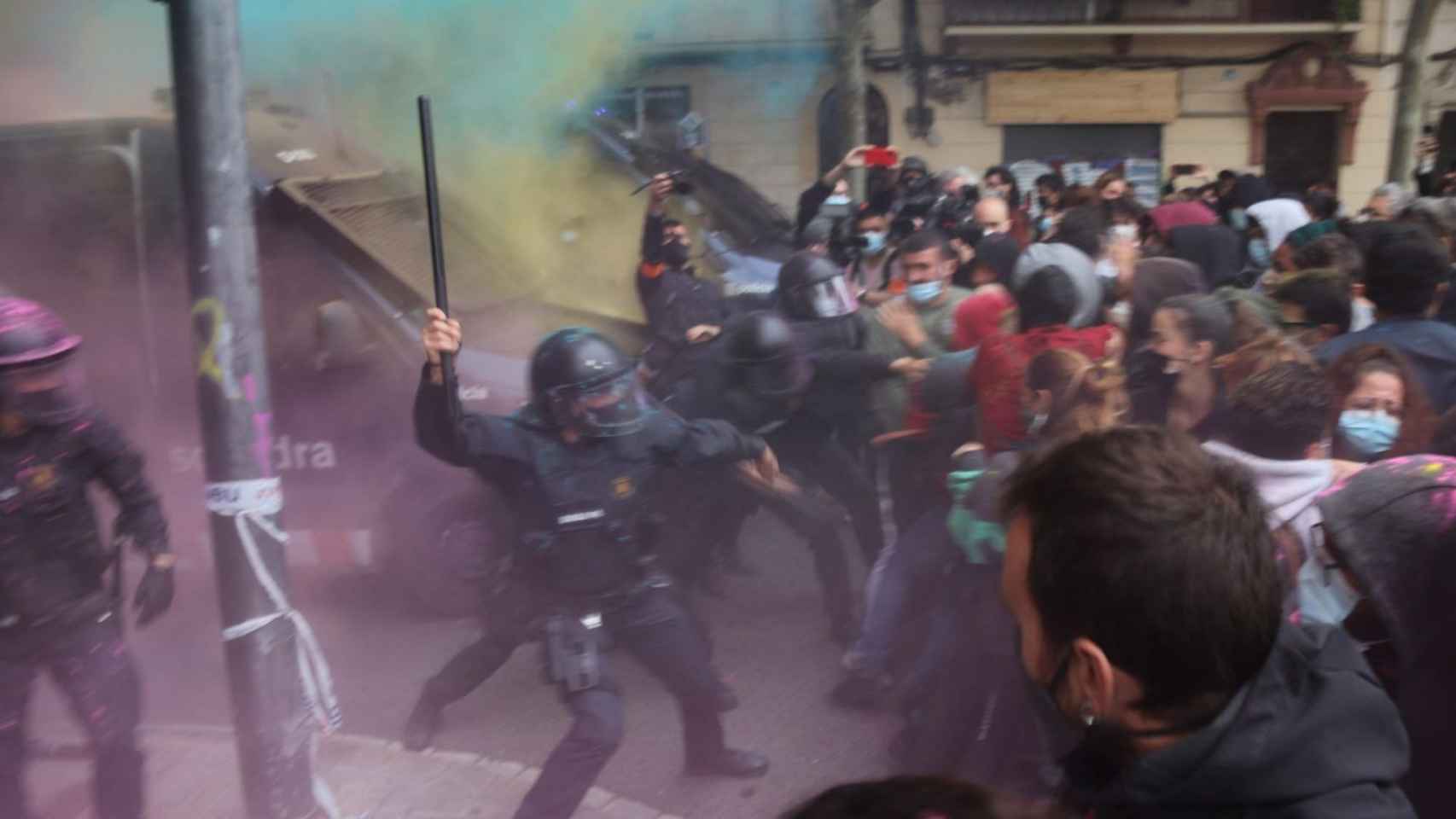 Cargas policiales en el Bloque Llavors del Poble Sec, en Barcelona / TWITTER