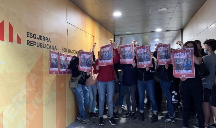 Activistas ocupan la sede de ERC en protesta por el desahucio / SINDICAT HABITATGE RAVAL