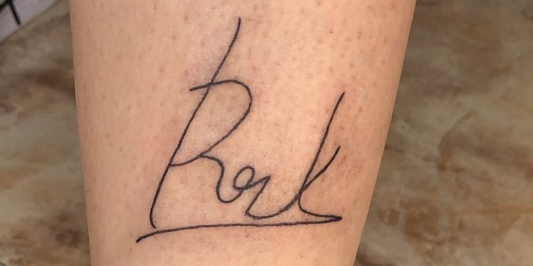 El tatuaje de una fan con la firma de Rosalía / REDES SOCIALES