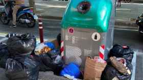 Las calles de Sant Andreu se llenan de basura tras el fiasco de la recogida puerta a puerta / REDES SOCIALES