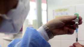 Una enfermera prepara una vacuna en un centro público / EFE