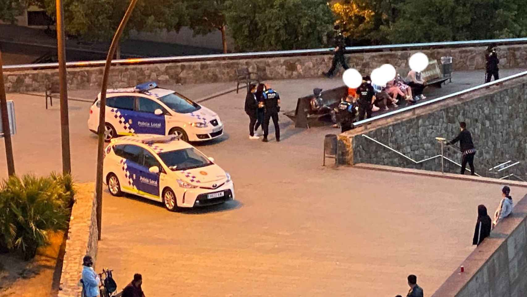 Policía local en el parque de Santa Rosa de Santa Coloma de Gramenet / CEDIDA