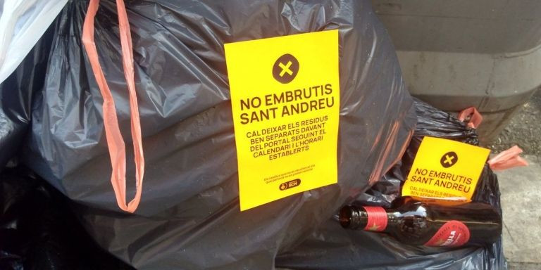 Basuras abandonadas por los operarios de limpieza en Sant Andreu / REDES SOCIALES