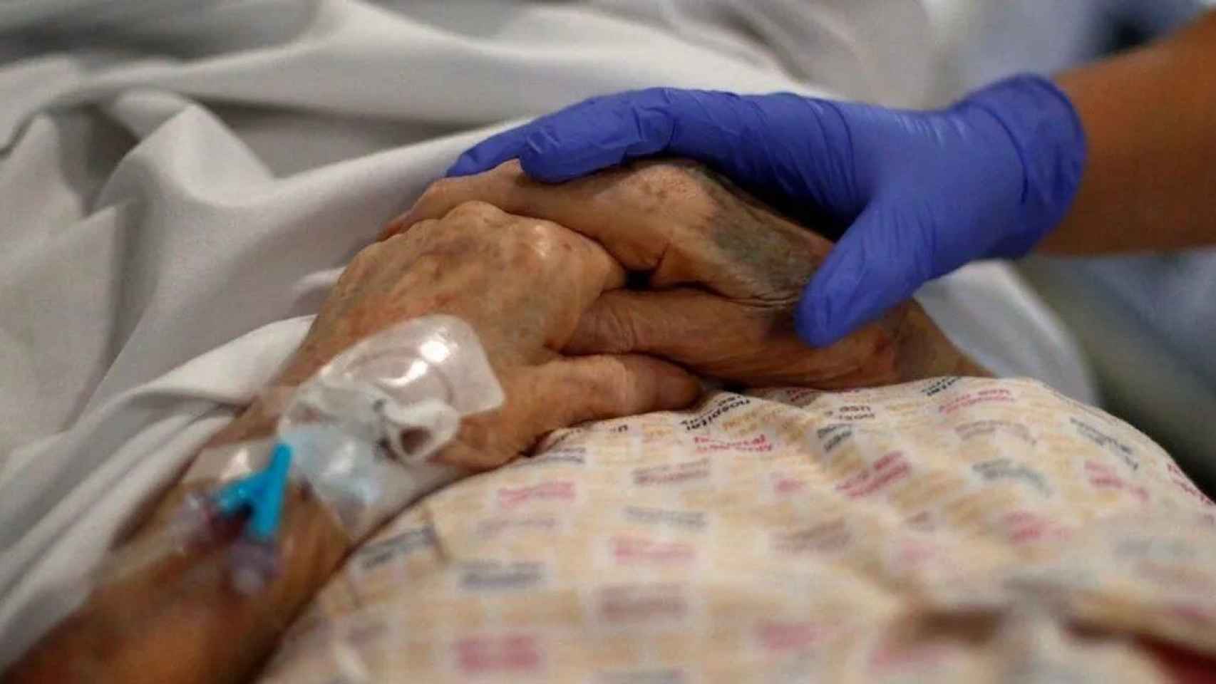 Las manos de una anciana en el hospital durante la pandemia del covid-19 / EUROPA PRESS