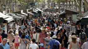 Turistas y locales en la Rambla de Barcelona, sin mascarilla antes de la pandemia / ARCHIVO
