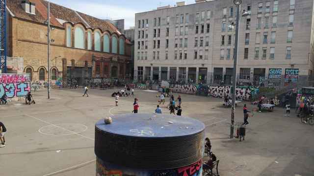 La plaza Terenci Moix fotografiada el pasado mayo / METRÓPOLI ABIERTA