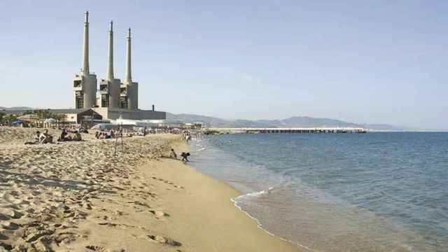 La playa de Sant Adrià de Besòs con las Tres Chimeneas al fondo / SANT ADRIÀ DE BESÒS