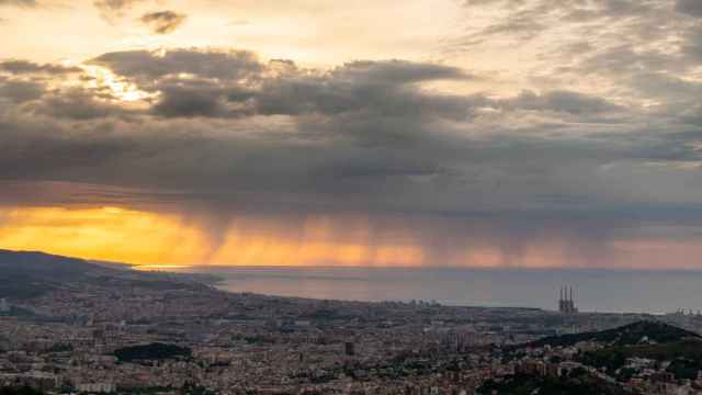 Cortina de lluvia sobre el mar desde el Observatori Fabra de Barcelona / ALFONS PUERTAS - @alfons_pc