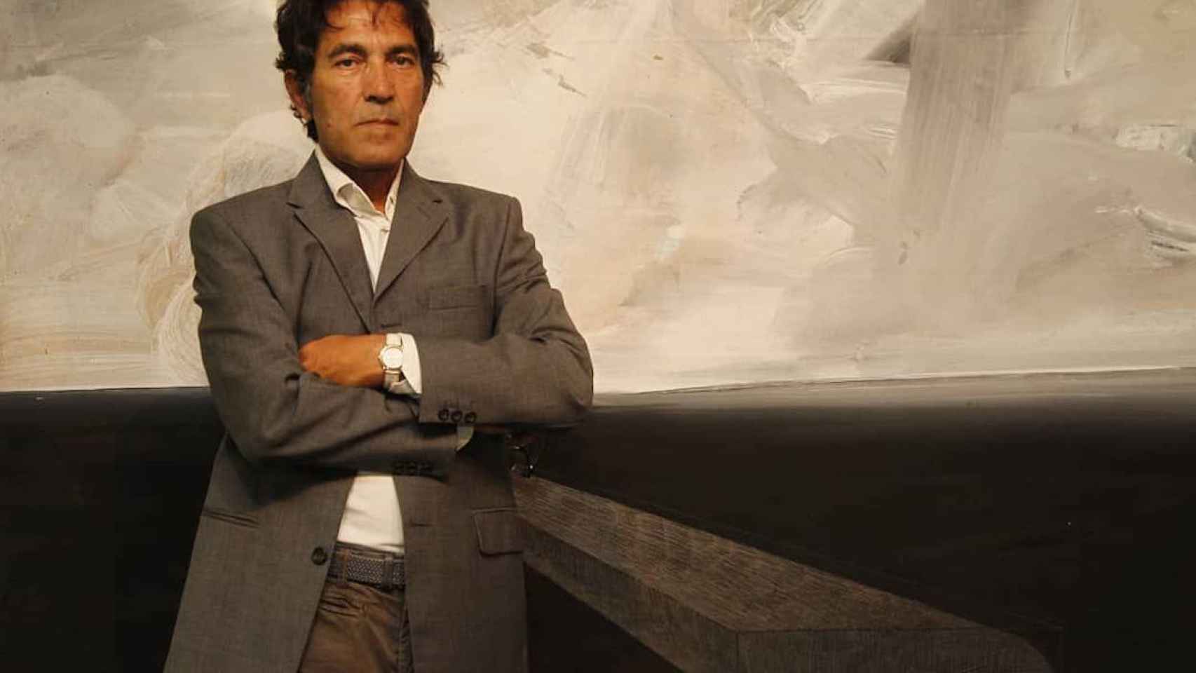 El artista italiano Salvatore Garau posa junto a una de sus obras invisibles / INSTAGRAM