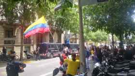 Decenas de colombianos delante del consulado este lunes / GUILLEM ANDRÉS