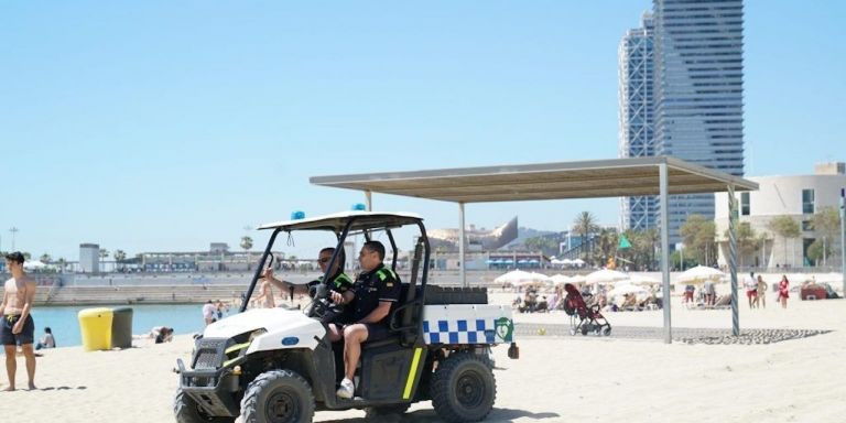Agentes de la Guardia Urbana en una playa de Barcelona / AYUNTAMIENTO DE BARCELONA