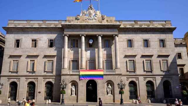 Imagen del Ayuntamiento de Barcelona con una bandera LGTBI en el balcón / AYUNTAMIENTO DE BARCELONA