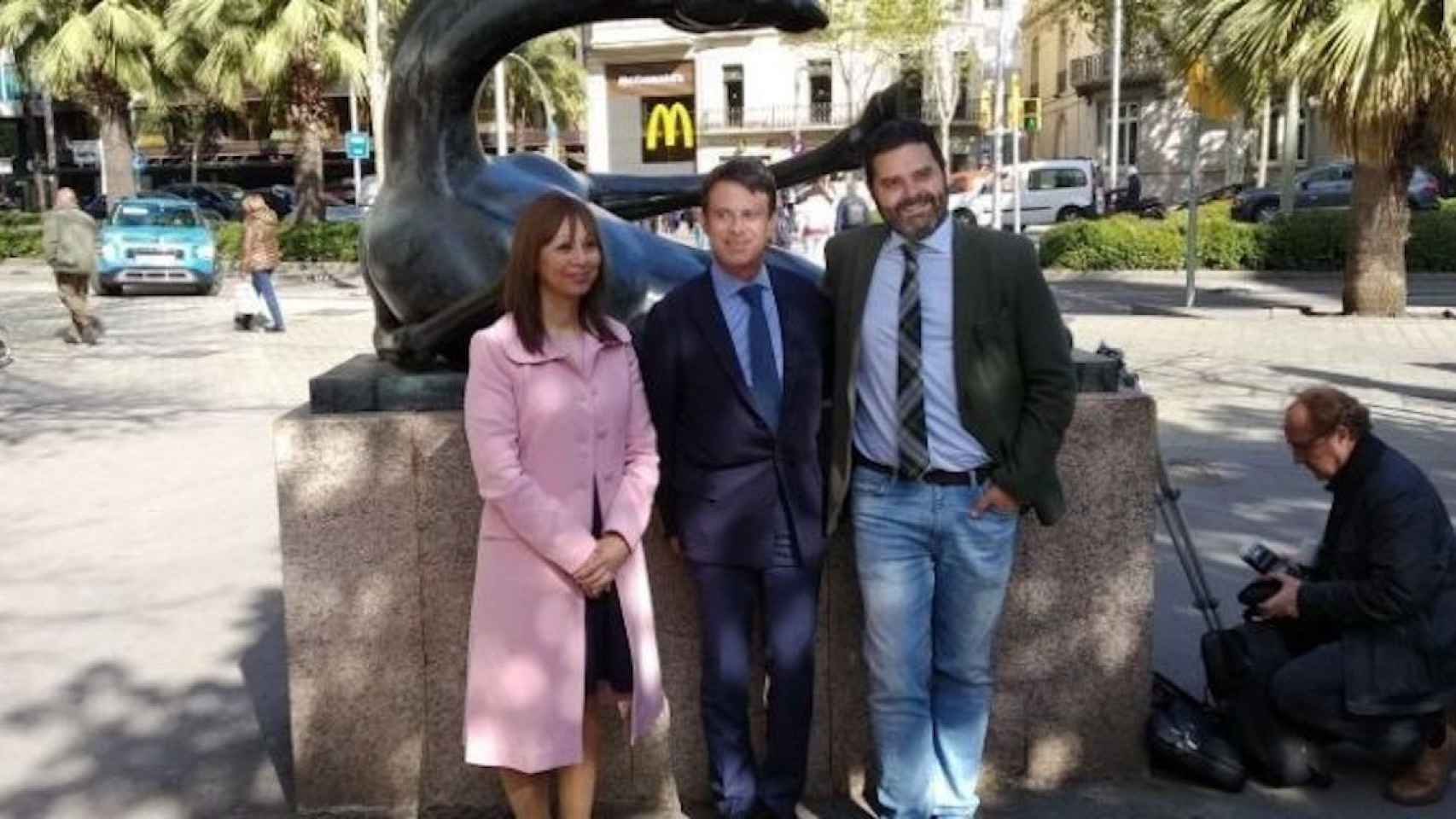 Marilén Barceló con Manuel Valls y Paco Sierra, de Ciutadans, en 2019 / METRÓPOLI - JORDI SUBIRANA
