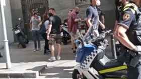 Agentes de la Guardia Urbana y viandantes en el lugar del conflicto entre el viandante y el ciclista