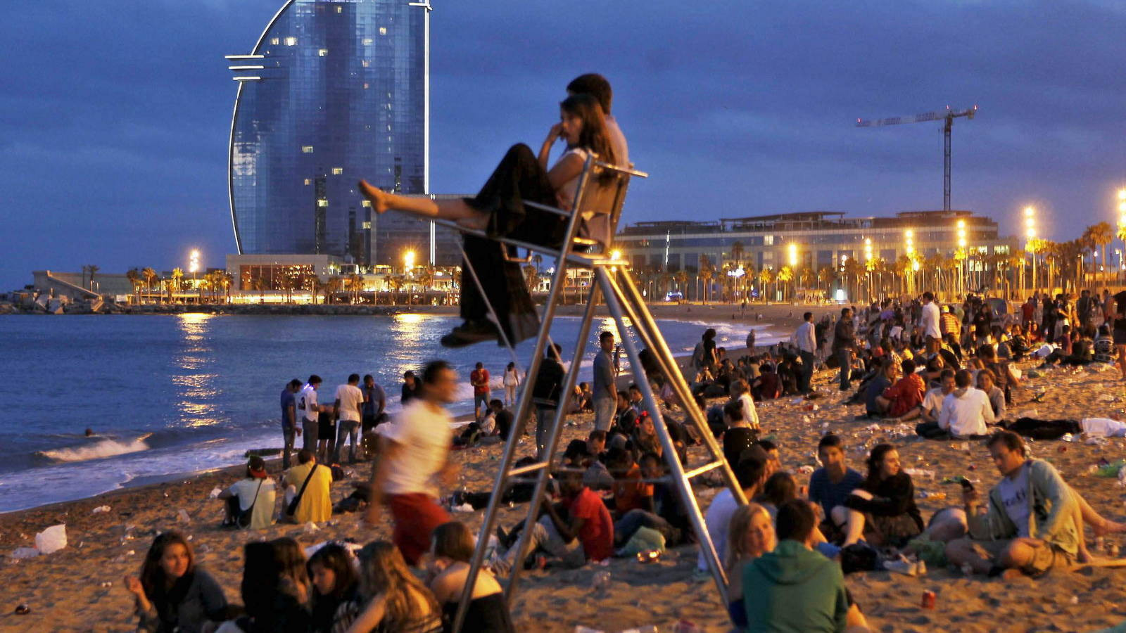 Varios jóvenes celebran San Juan en la playa de Barcelona / EFE