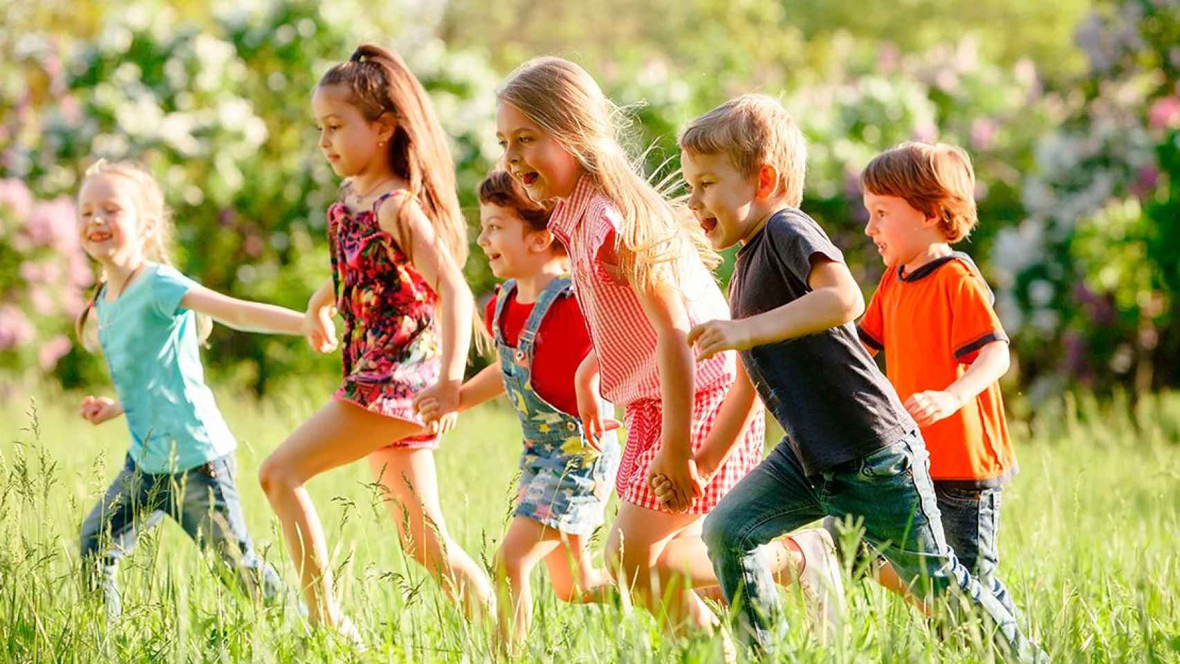 Las actividades de ocio en verano contribuyen al bienestar y a la educación de niños y jóvenes / Shutterstock
