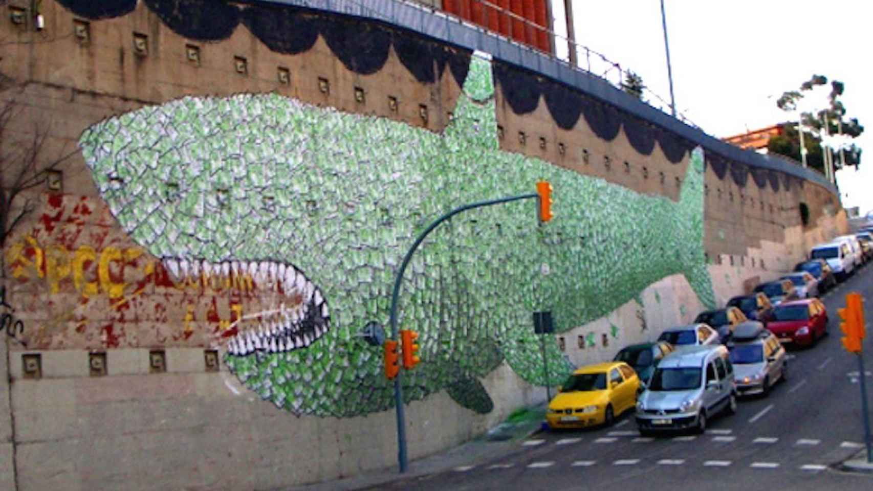 Mural del tiburón en el barrio del Carmel / @LlibertariesZN