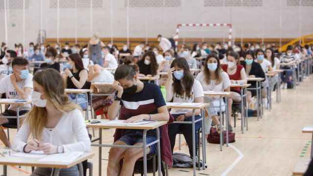 Decenas de estudiantes realizan las Pruebas de Acceso a la Universidad (PAU) durante la pandemia / EFE