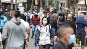 Personas con mascarilla caminan por la Gran Vía madrileña / Europa Press
