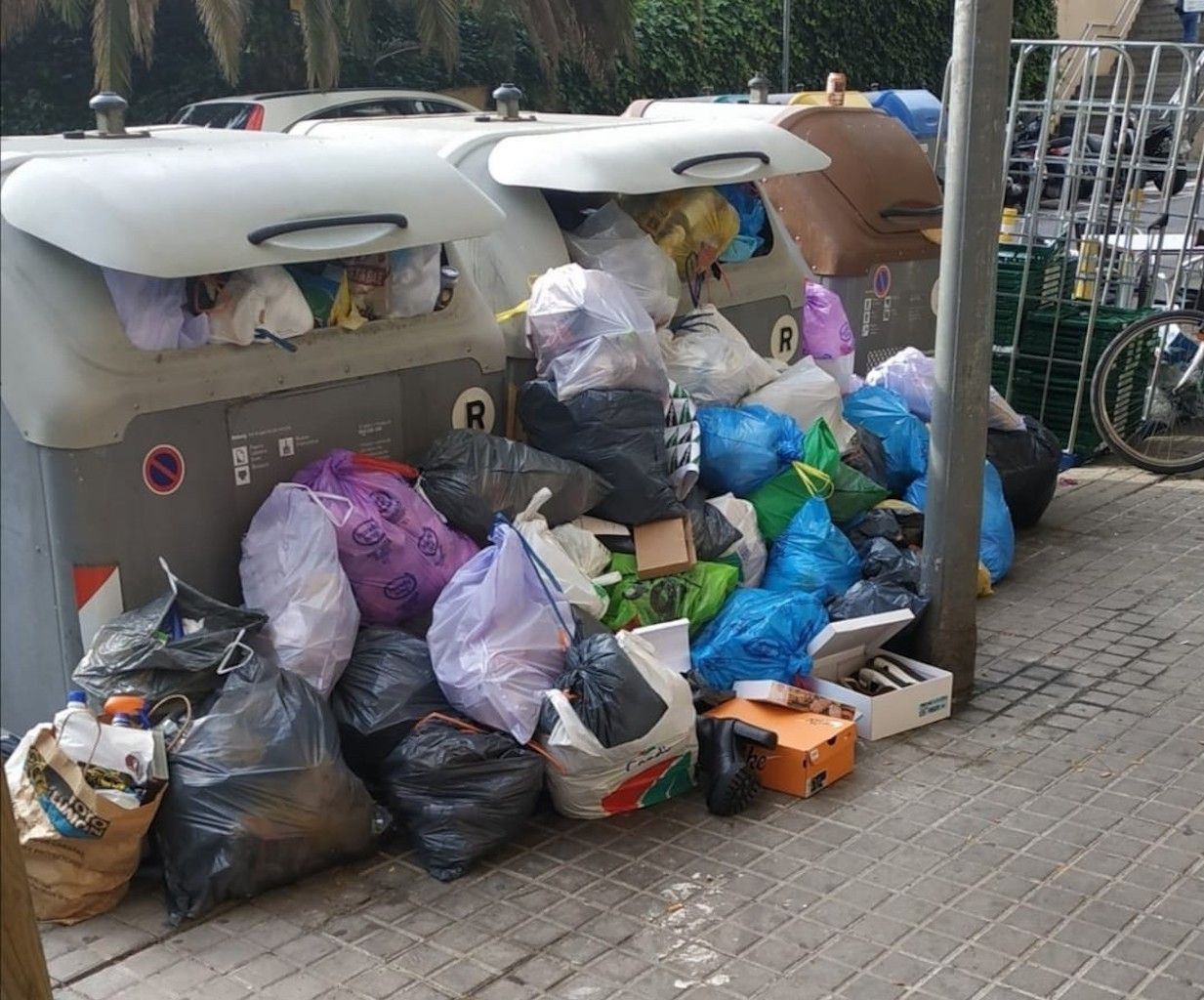 Decenas de bolsas de basura junto a contenedores en Sant Andreu / CEDIDA