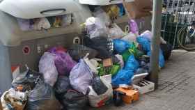 Decenas de bolsas de basura junto a contenedores en Sant Andreu / CEDIDA