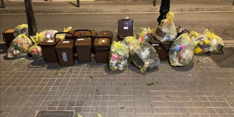 Bolsas y cubos de basura en una calle de Sant Andreu / CEDIDA