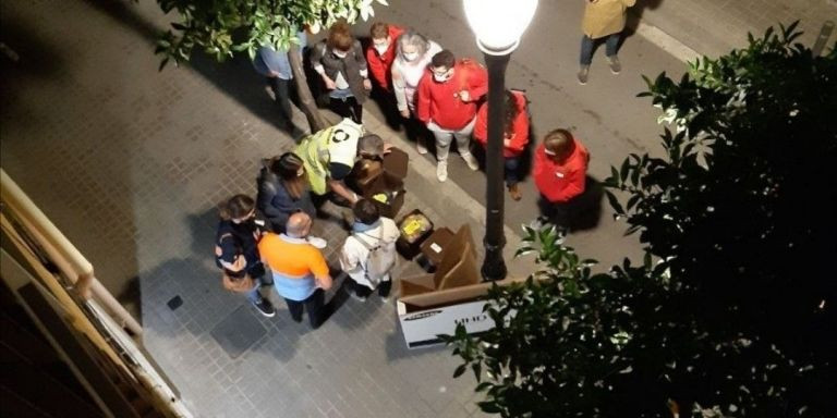 Empleados del Ayuntamiento revisan bolsas de basura en Sant Andreu / CEDIDA