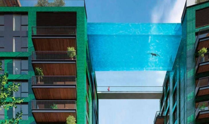 La piscina está situada a 30 metros de altura entre dos edificios / EcoWorld Ballymore