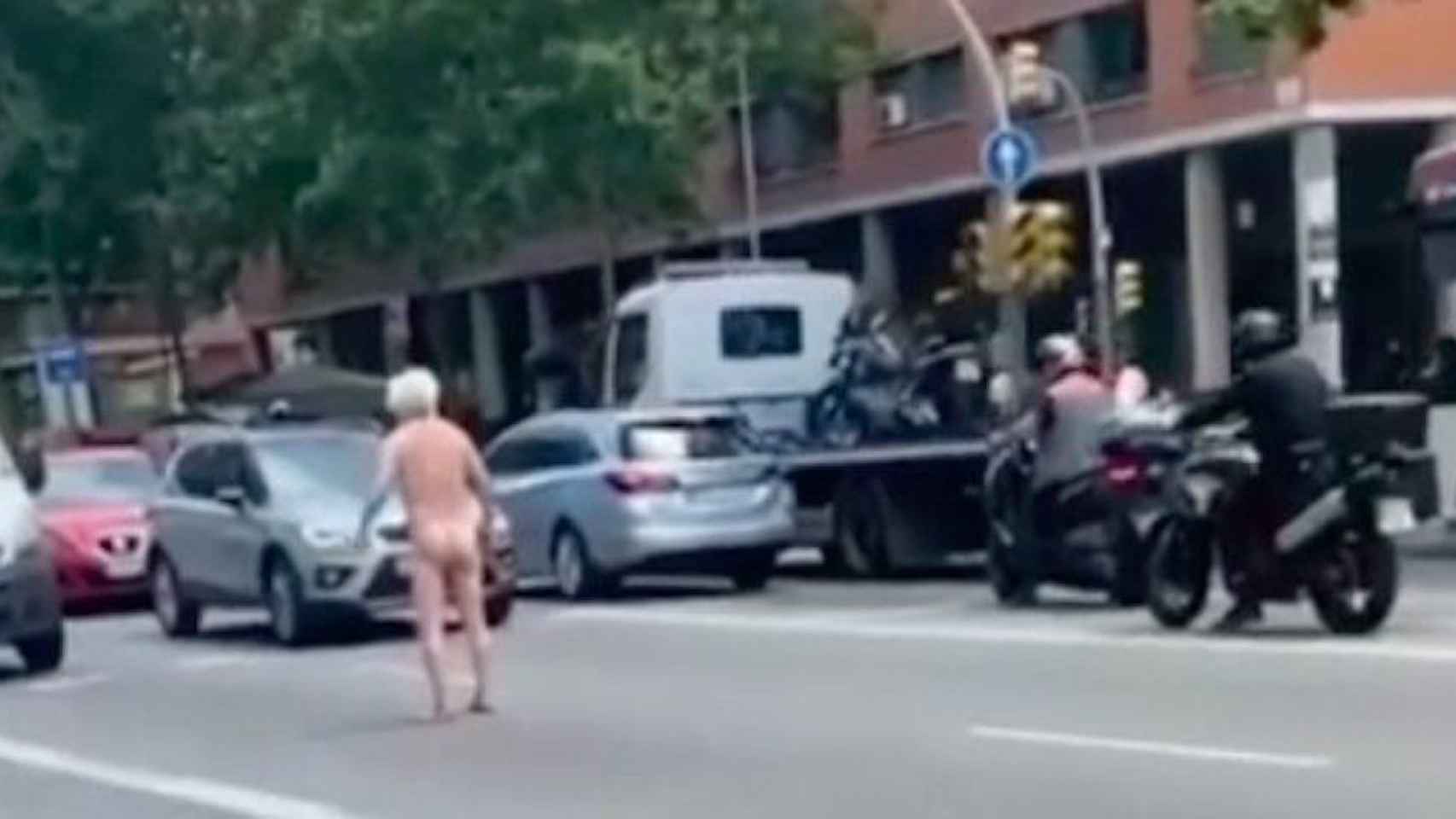 Un hombre desnudo intenta parar el tráfico en la Gran Via / 'BCN LEGENDS' - TELEGRAM